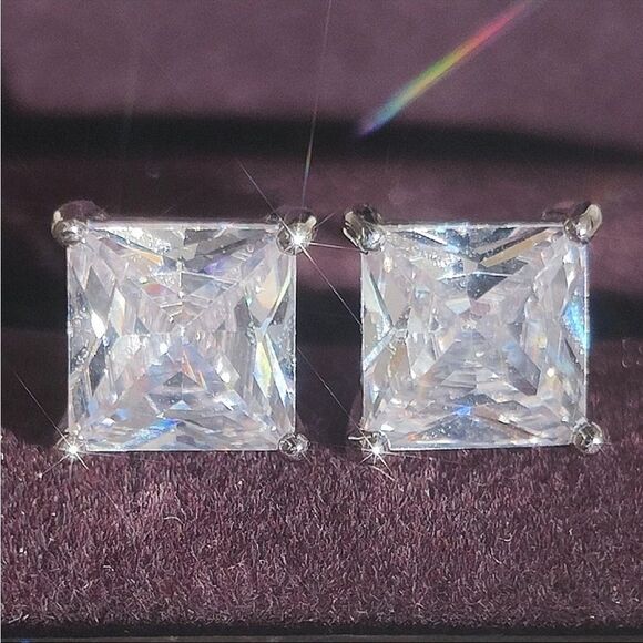 925 Sterling Silver Diamond CZ Square Solitaire Stud Earrings New in Gift Box - Picture 2 of 2